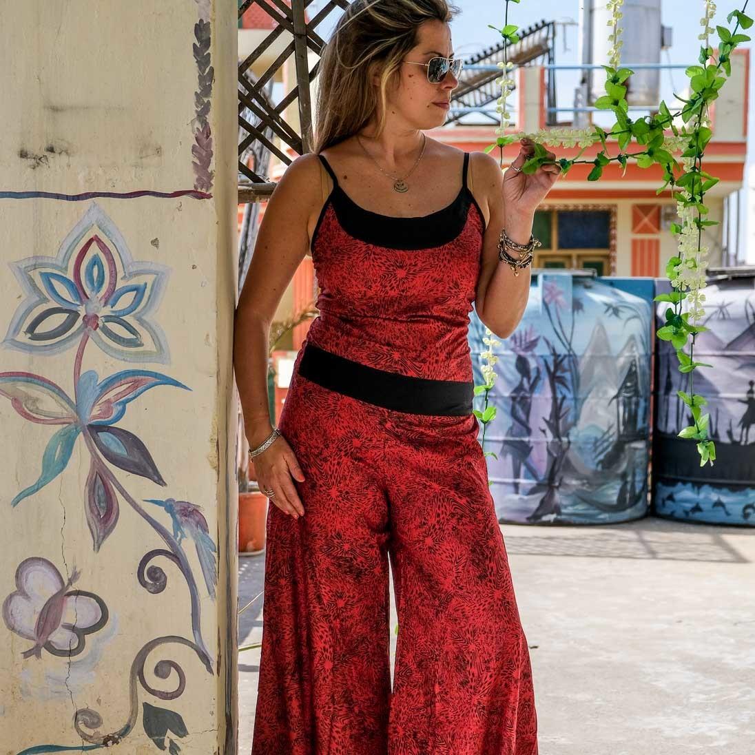 Pantalone a zampa in cady rosso. - Le Aste di Sohà