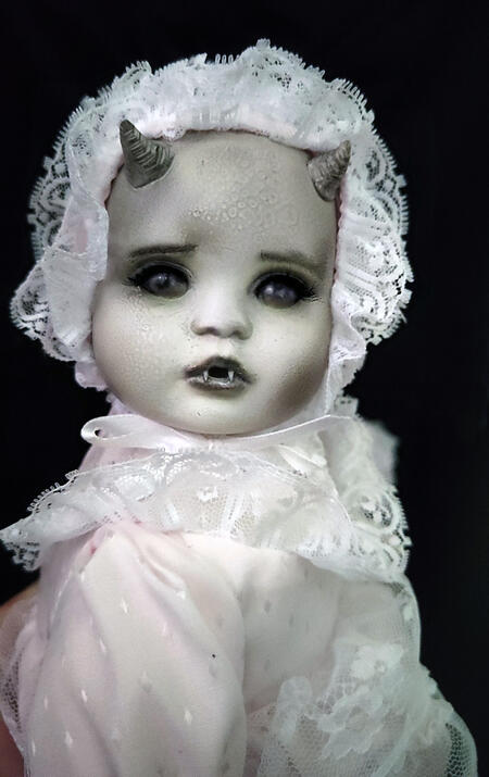 Nancy bambola vampiro demone porcellana e stoffa 35 cm.