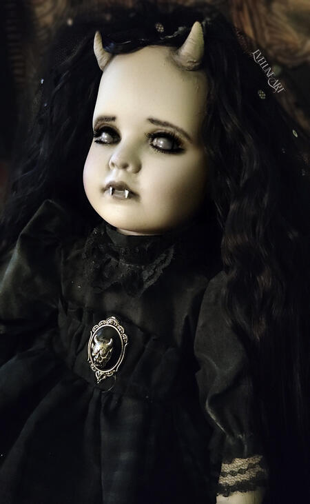 Alix Creepy Carillon Vampiro Demone seduta 38 cm.
