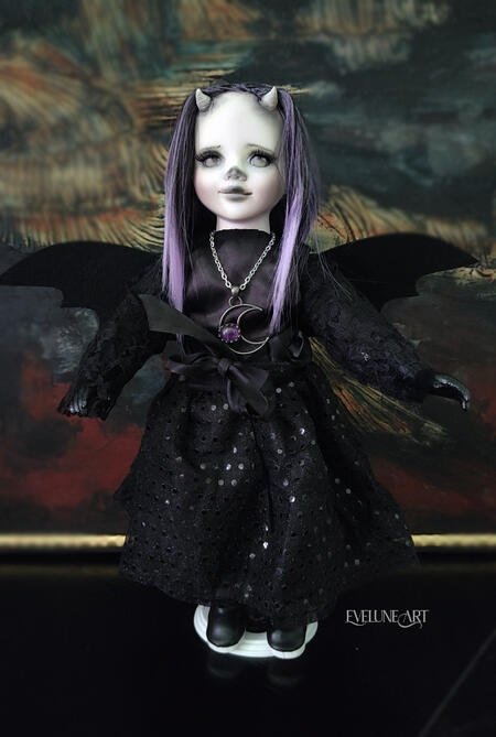 Lilhian bambola pipistrello demone Creepy  38 cm.