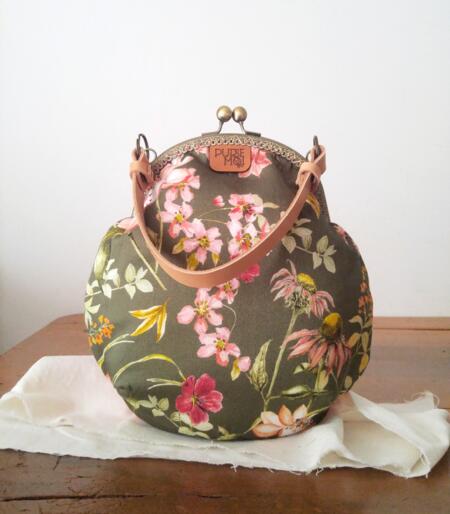 Borsa in tessuto verde floreale e rosa 