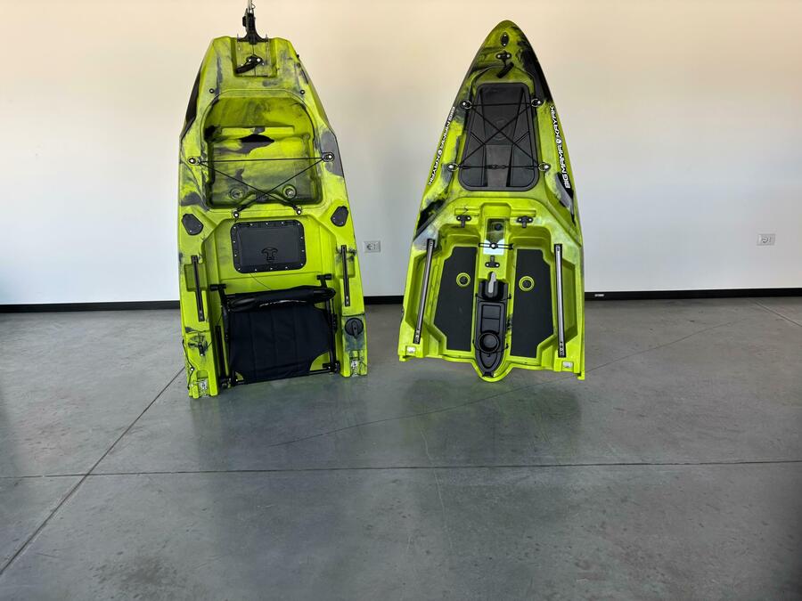 Kayak a Motore di prua Haswing Cayman 55lb con GPS + Pedali divisibile Big Mama Triken 330 live S, con ruote e vasca del vivo