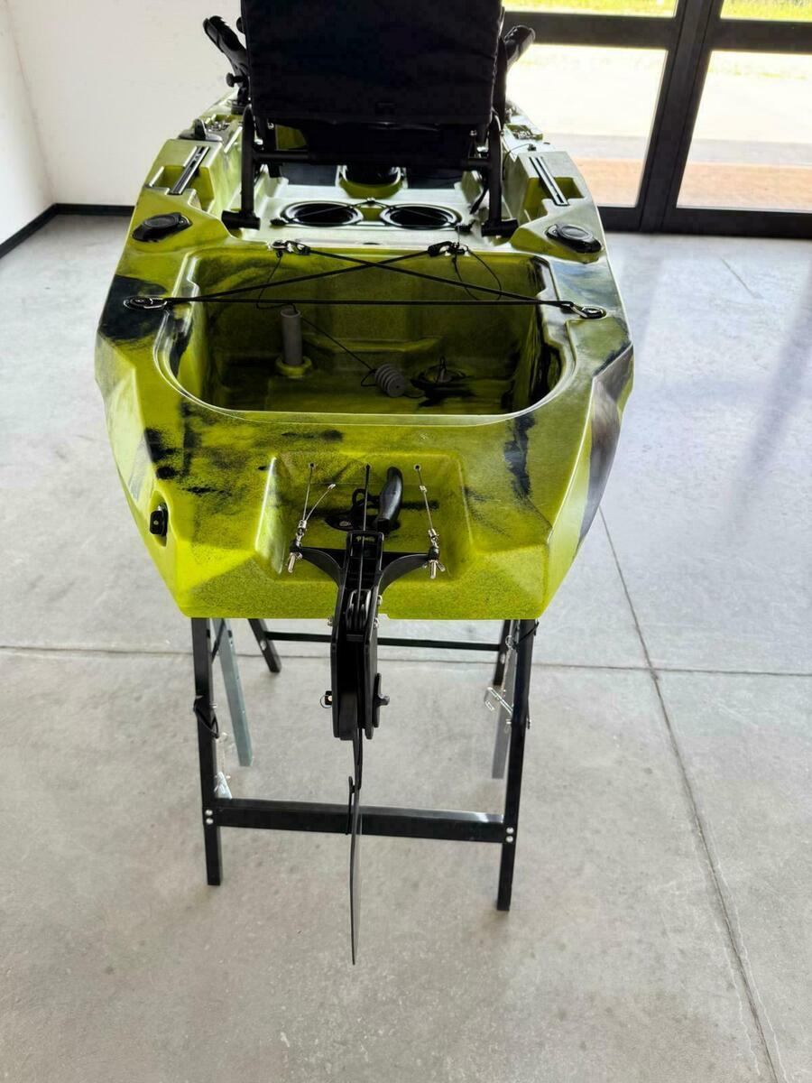 Kayak a Motore di prua Haswing Cayman 55lb con GPS + Pedali divisibile Big Mama Triken 330 live S, con ruote e vasca del vivo