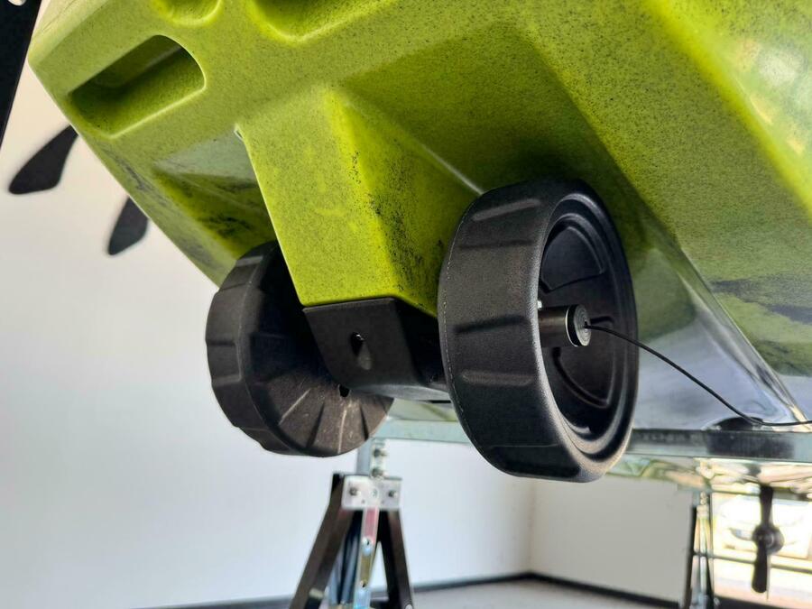 Kayak a Motore di prua Haswing Cayman 55lb con GPS + Pedali divisibile Big Mama Triken 330 live S, con ruote e vasca del vivo