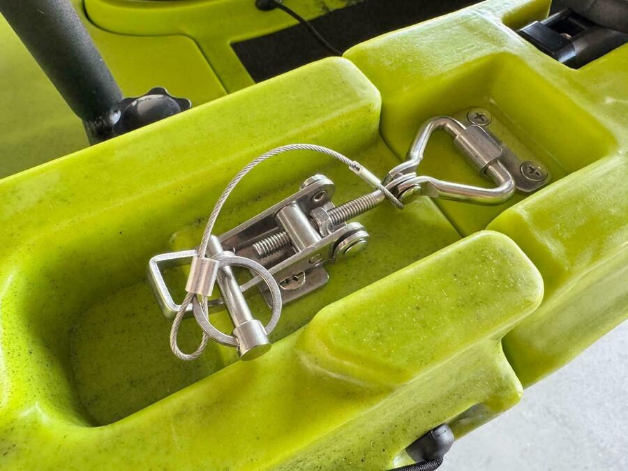 Kayak a Motore di prua Haswing Cayman 55lb con GPS + Pedali divisibile Big Mama Triken 330 live S, con ruote e vasca del vivo
