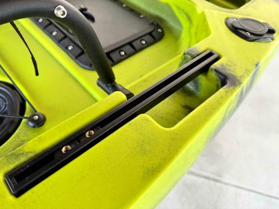 Kayak a Motore di prua Haswing Cayman 55lb con GPS + Pedali divisibile Big Mama Triken 330 live S, con ruote e vasca del vivo