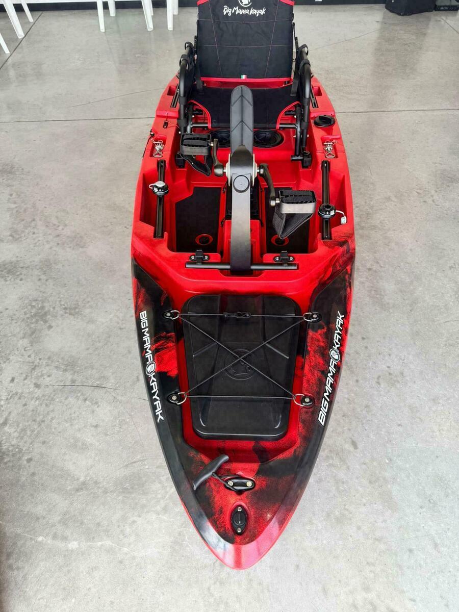 Kayak a Motore di prua Haswing Cayman 55lb con GPS + Pedali divisibile Big Mama Triken 330 live S, con ruote e vasca del vivo