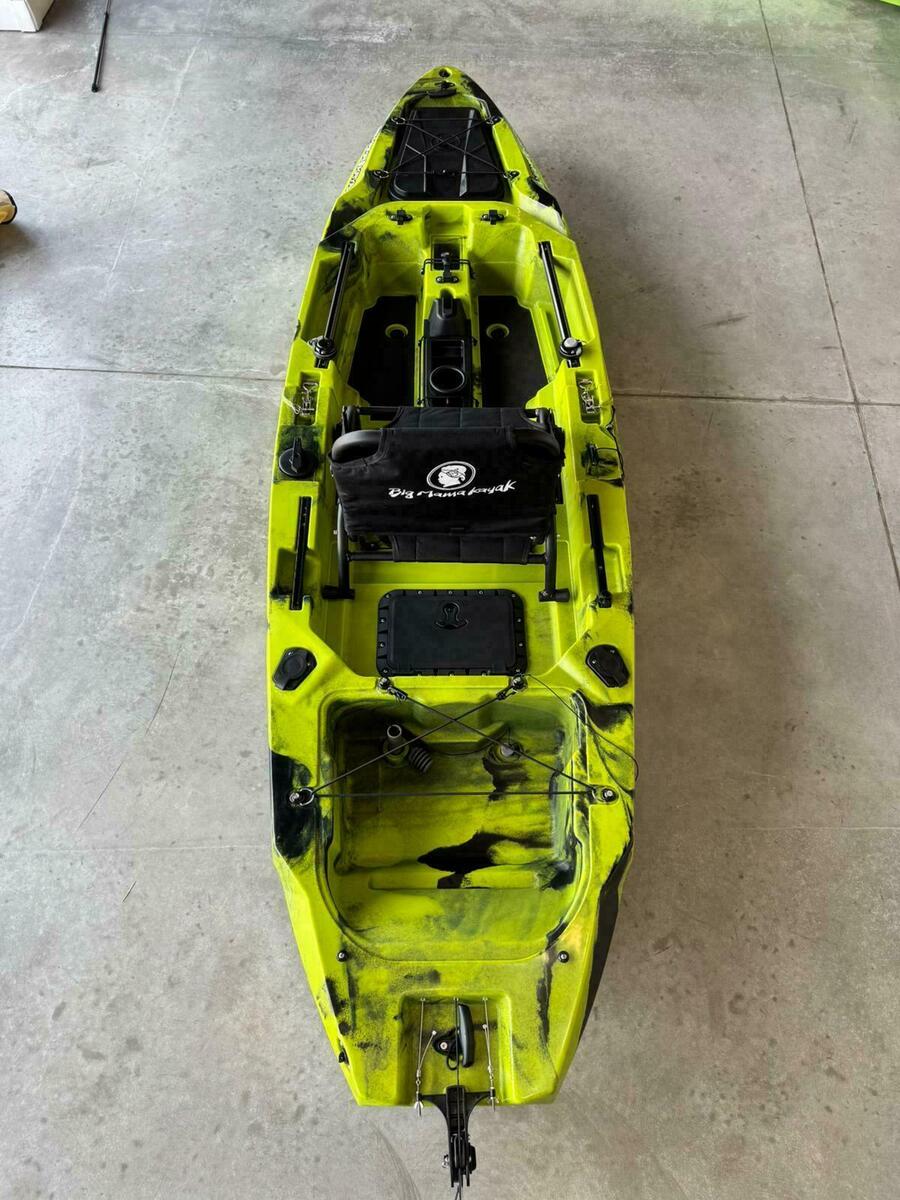 Kayak a Motore di prua Haswing Cayman 55lb con GPS + Pedali divisibile Big Mama Triken 330 live S, con ruote e vasca del vivo