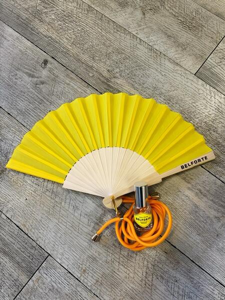 Ventaglio profumabile con fragranza inclusa, colore gialla