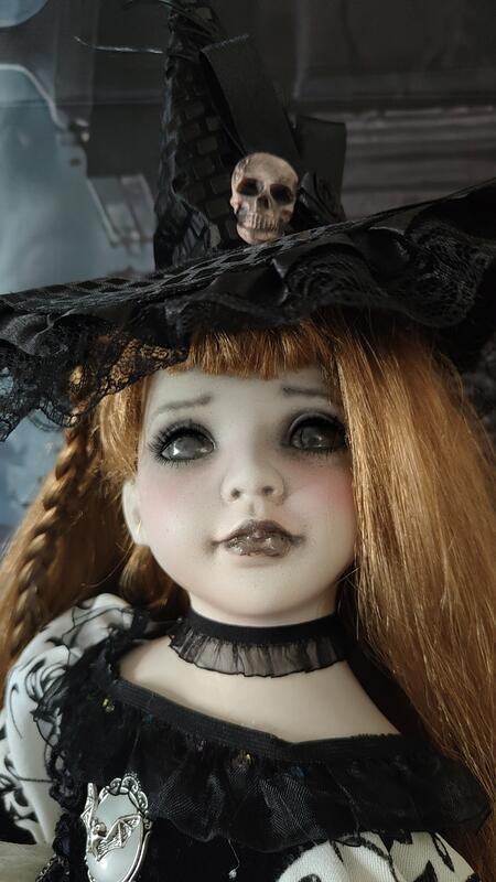 Helena delle Rose Nere bambola porcellana