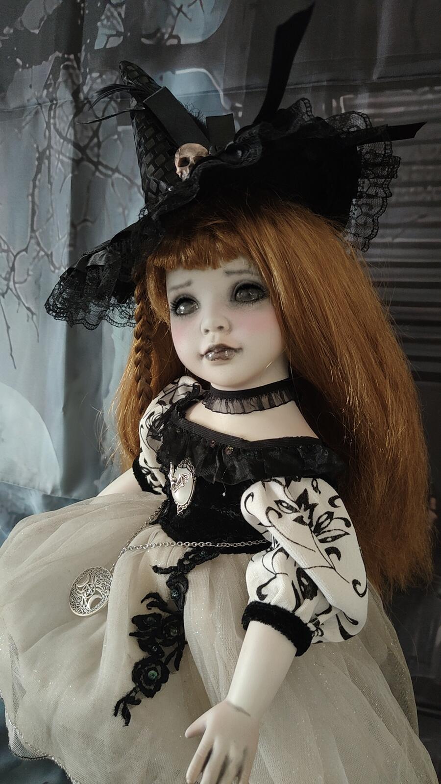 Helena delle Rose Nere bambola porcellana