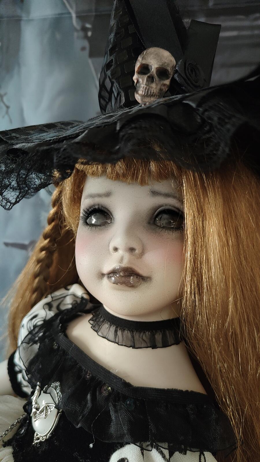 Helena delle Rose Nere bambola porcellana