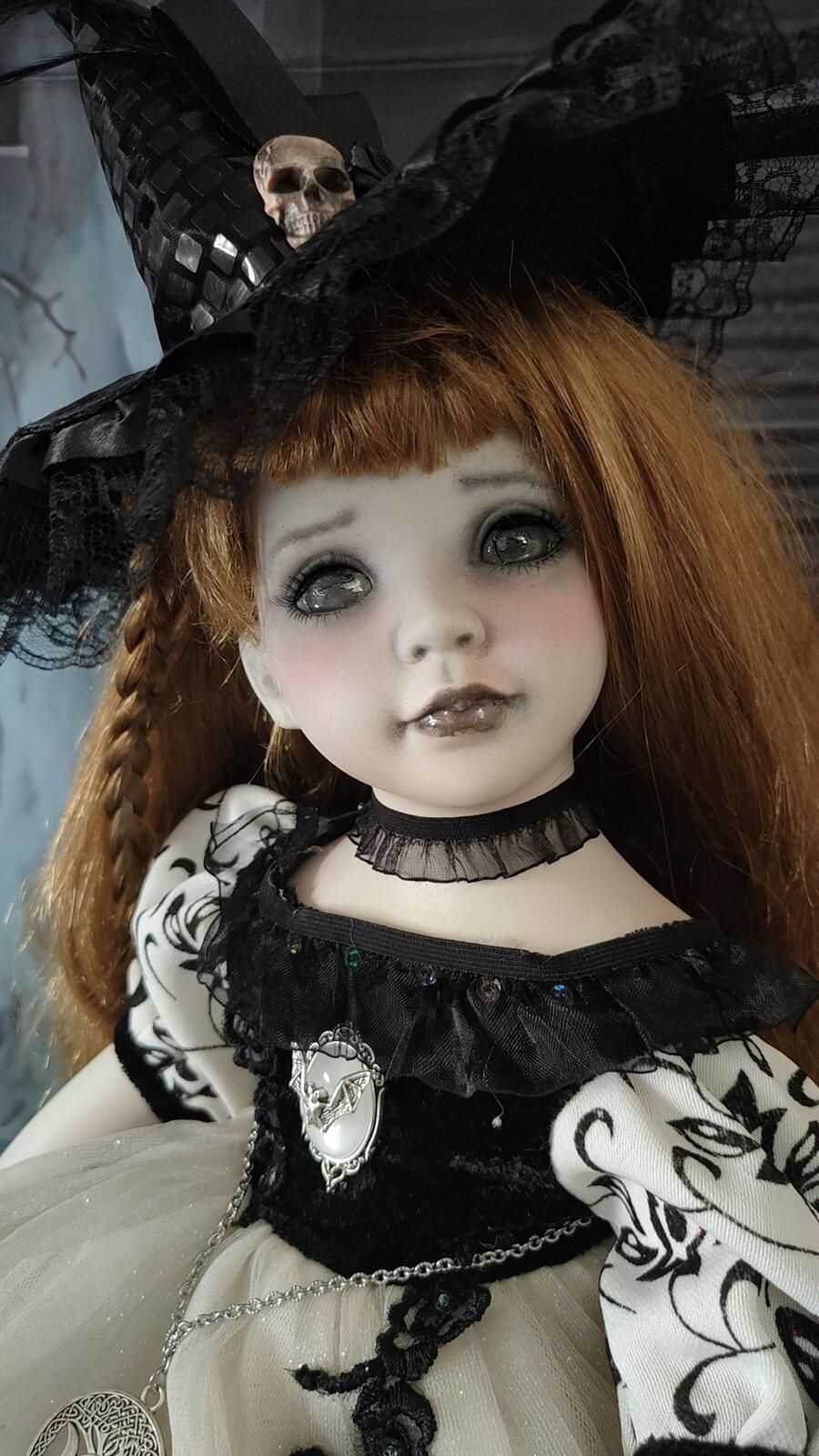 Helena delle Rose Nere bambola porcellana
