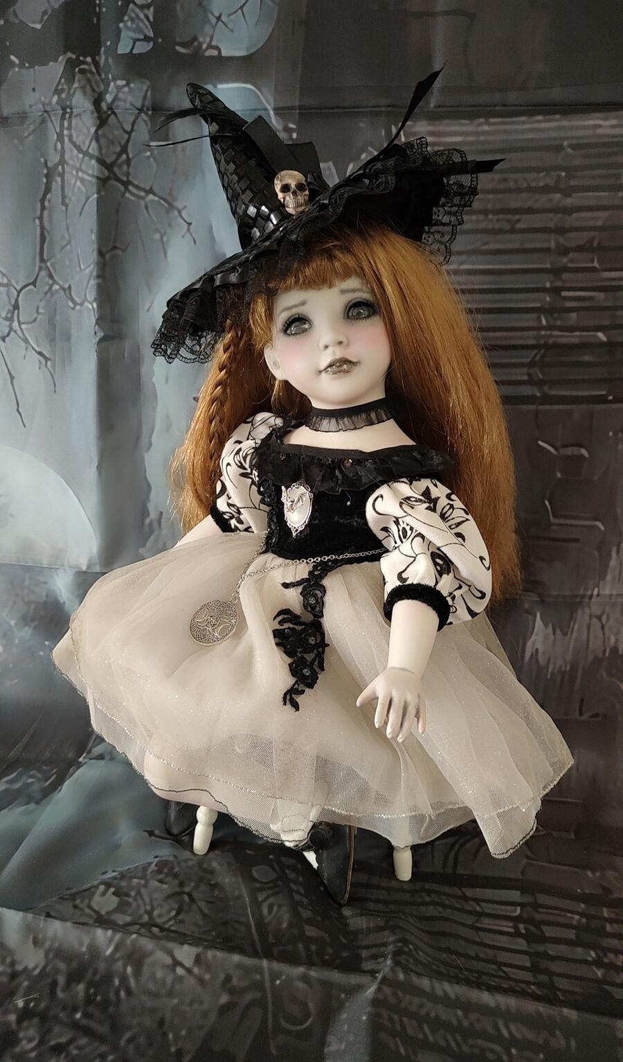 Helena delle Rose Nere bambola porcellana