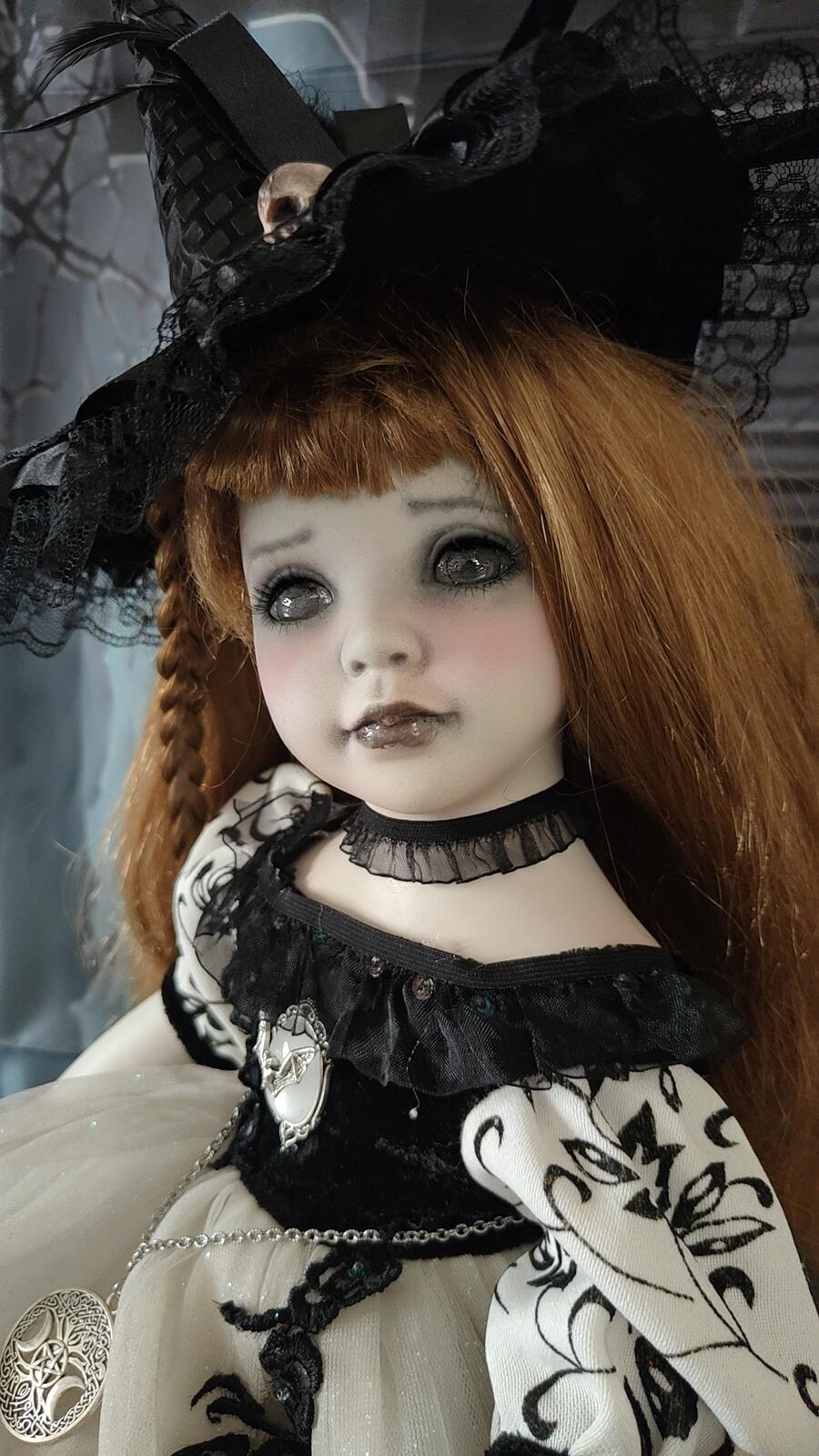 Helena delle Rose Nere bambola porcellana