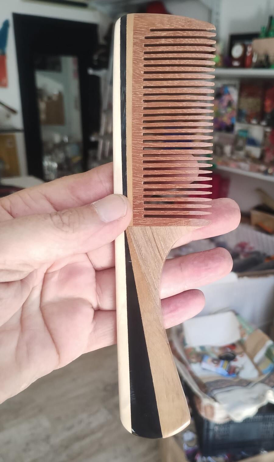 Set 2 Pettini Etnici Artigianali in Legno Intarsiato – Design Unico e Delicato sui Capelli 