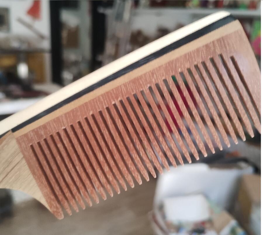 Set 2 Pettini Etnici Artigianali in Legno Intarsiato – Design Unico e Delicato sui Capelli 