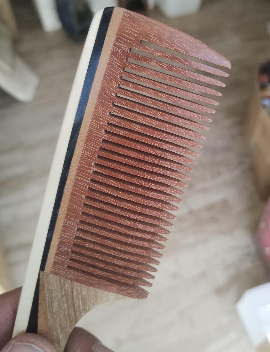 Set 2 Pettini Etnici Artigianali in Legno Intarsiato – Design Unico e Delicato sui Capelli 
