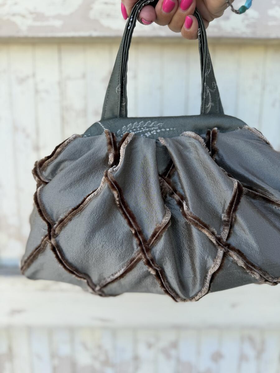 Soft bag shantung di seta verde