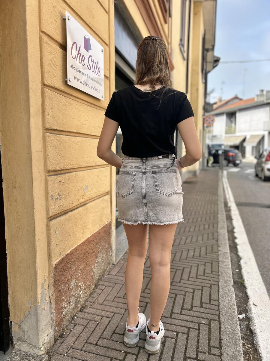 NOVITÀ Gonna grigia in denim taglio vivo