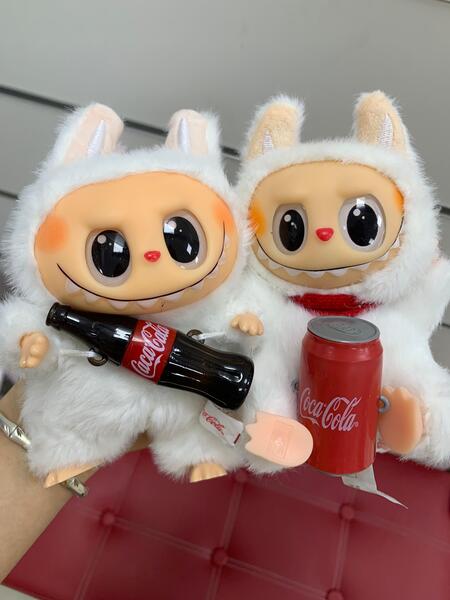 LABUBU' COCA-COLA
 [Confezione da 6 pezzi]