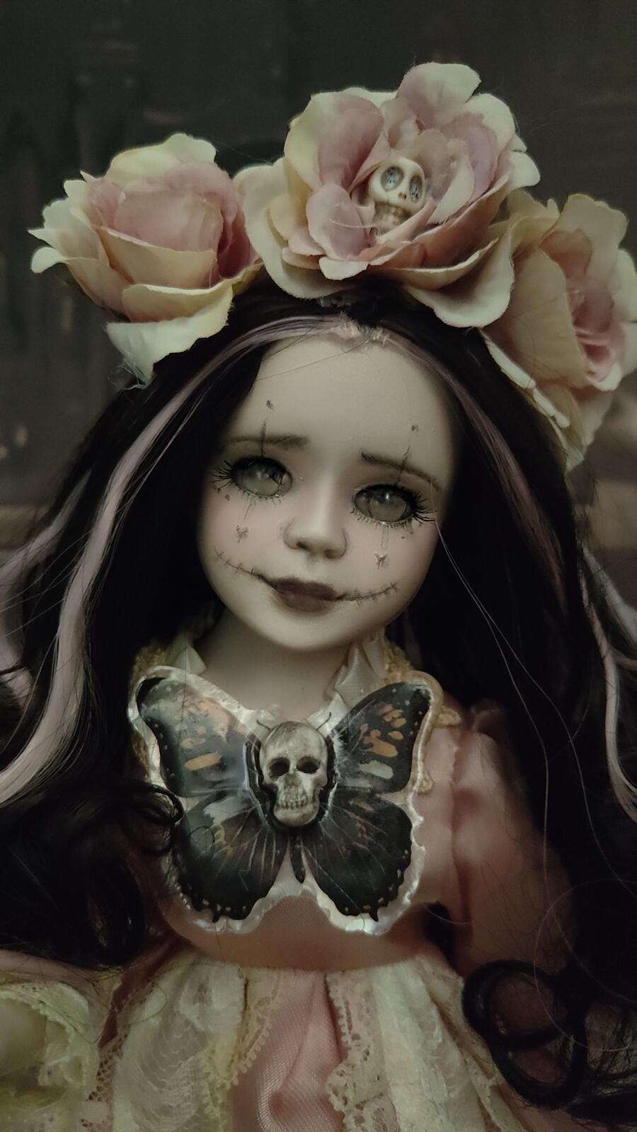 Elaria bambola gotica in porcellana e stoffa