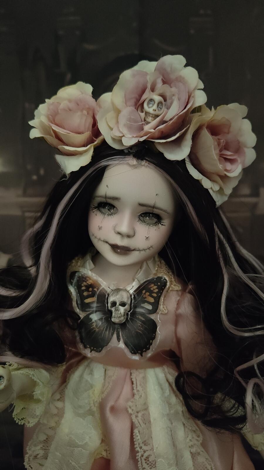 Elaria bambola gotica in porcellana e stoffa