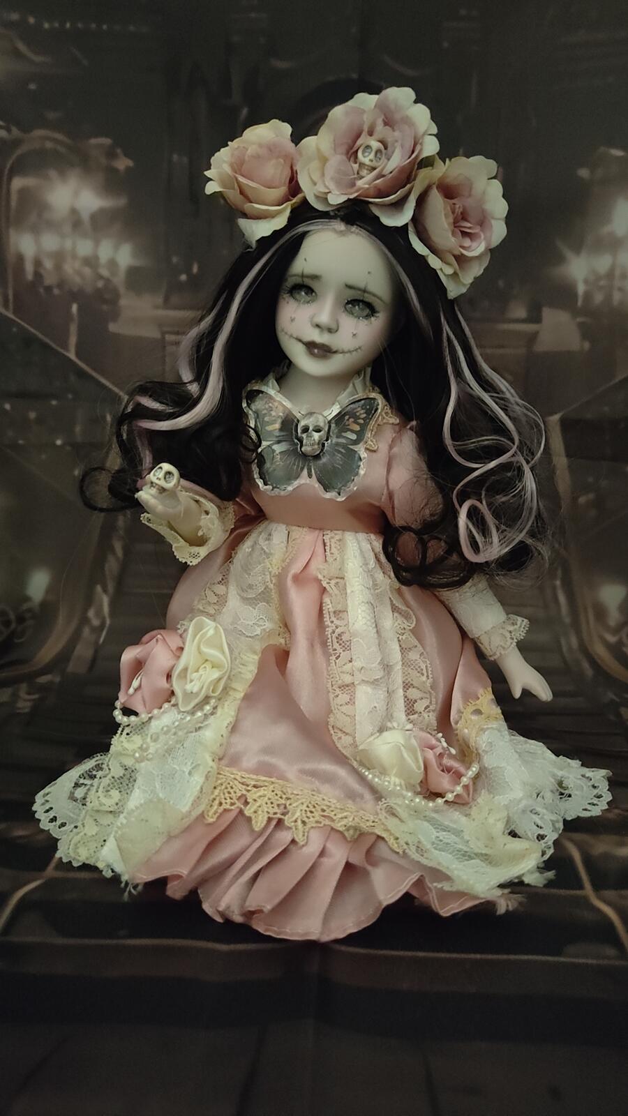 Elaria bambola gotica in porcellana e stoffa