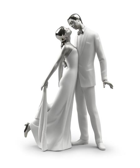 Lladró “Felice Anniversario” – Scultura in Porcellana con Lustro Argento per Regalo di Coppia Elegante