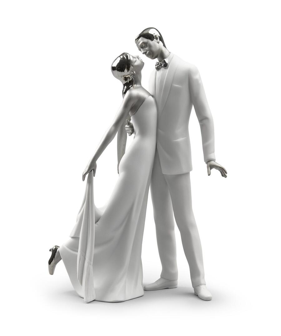 Lladró “Felice Anniversario” – Scultura in Porcellana con Lustro Argento per Regalo di Coppia Elegante