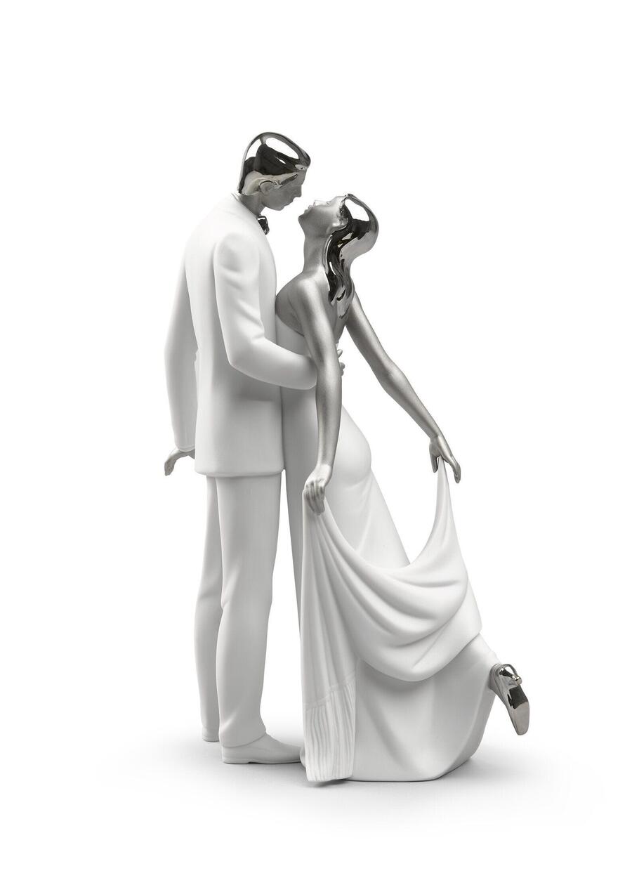 Lladró “Felice Anniversario” – Scultura in Porcellana con Lustro Argento per Regalo di Coppia Elegante