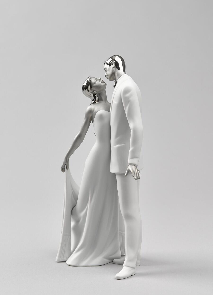 Lladró “Felice Anniversario” – Scultura in Porcellana con Lustro Argento per Regalo di Coppia Elegante