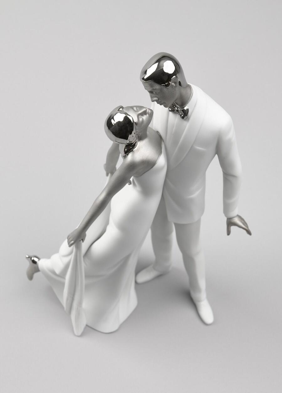 Lladró “Felice Anniversario” – Scultura in Porcellana con Lustro Argento per Regalo di Coppia Elegante