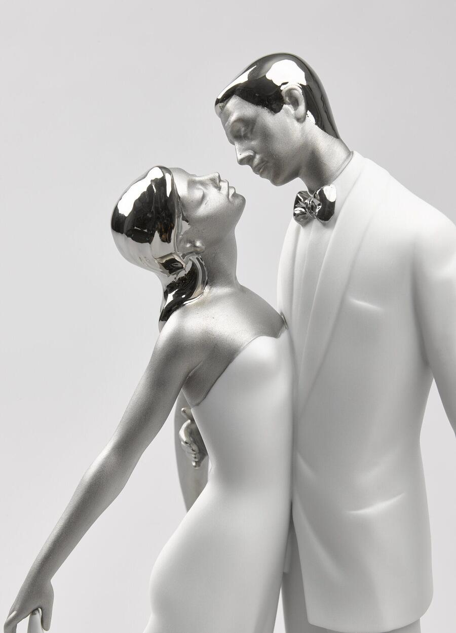 Lladró “Felice Anniversario” – Scultura in Porcellana con Lustro Argento per Regalo di Coppia Elegante