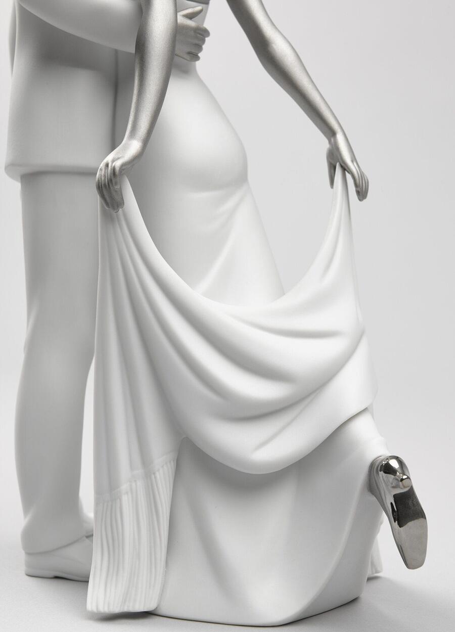 Lladró “Felice Anniversario” – Scultura in Porcellana con Lustro Argento per Regalo di Coppia Elegante