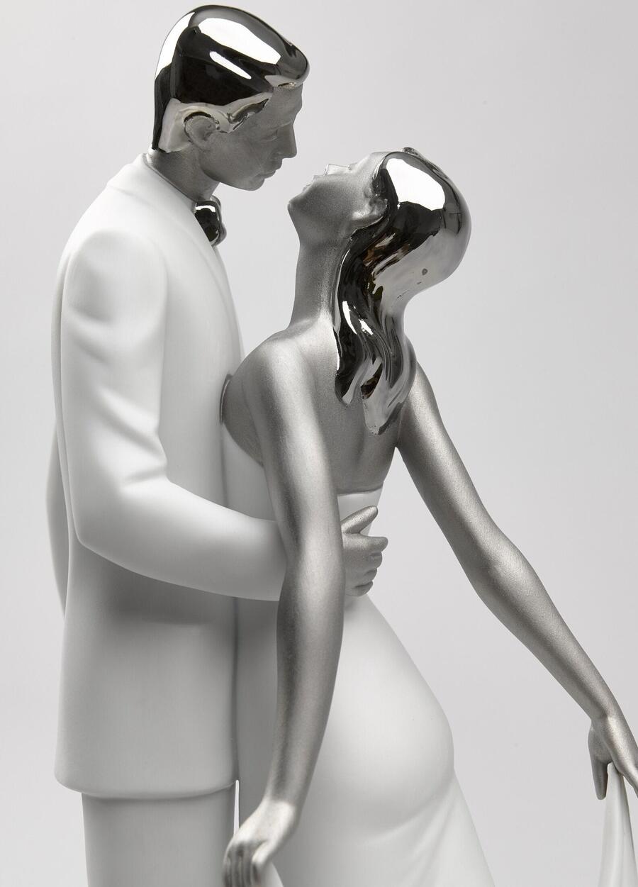 Lladró “Felice Anniversario” – Scultura in Porcellana con Lustro Argento per Regalo di Coppia Elegante