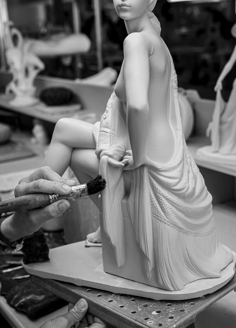 Lladró - Scultura “Donna Nudo con Scialle” – Porcellana Artistica Dipinta a Mano