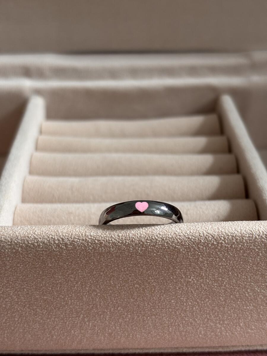 Fedina rodio nera e cuore smaltato rosa misura 13