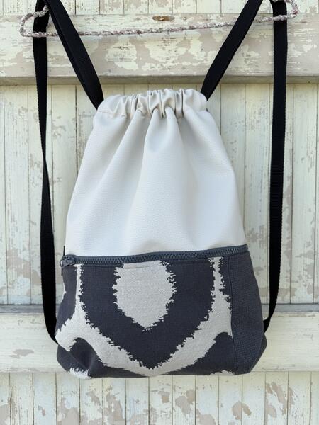 Zaino grigio e beige