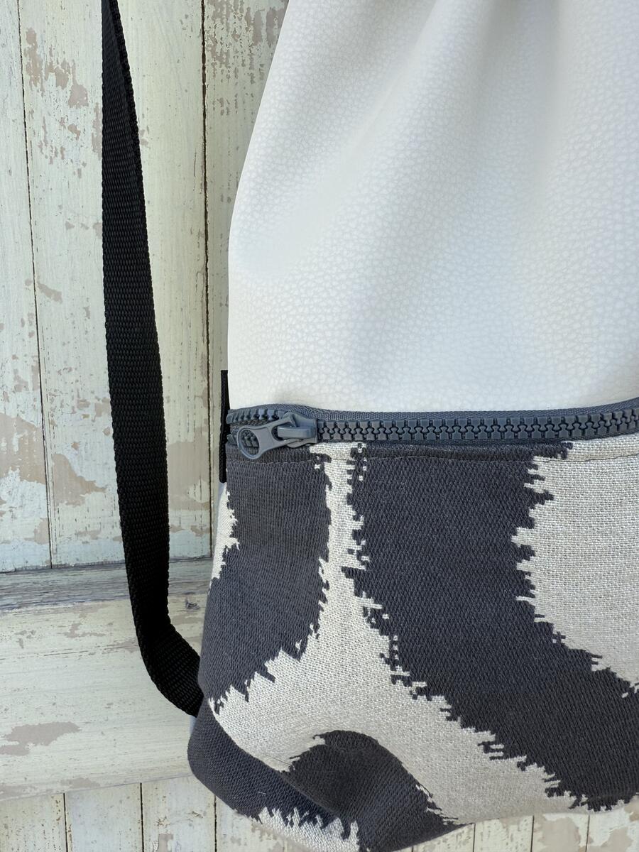 Zaino grigio e beige