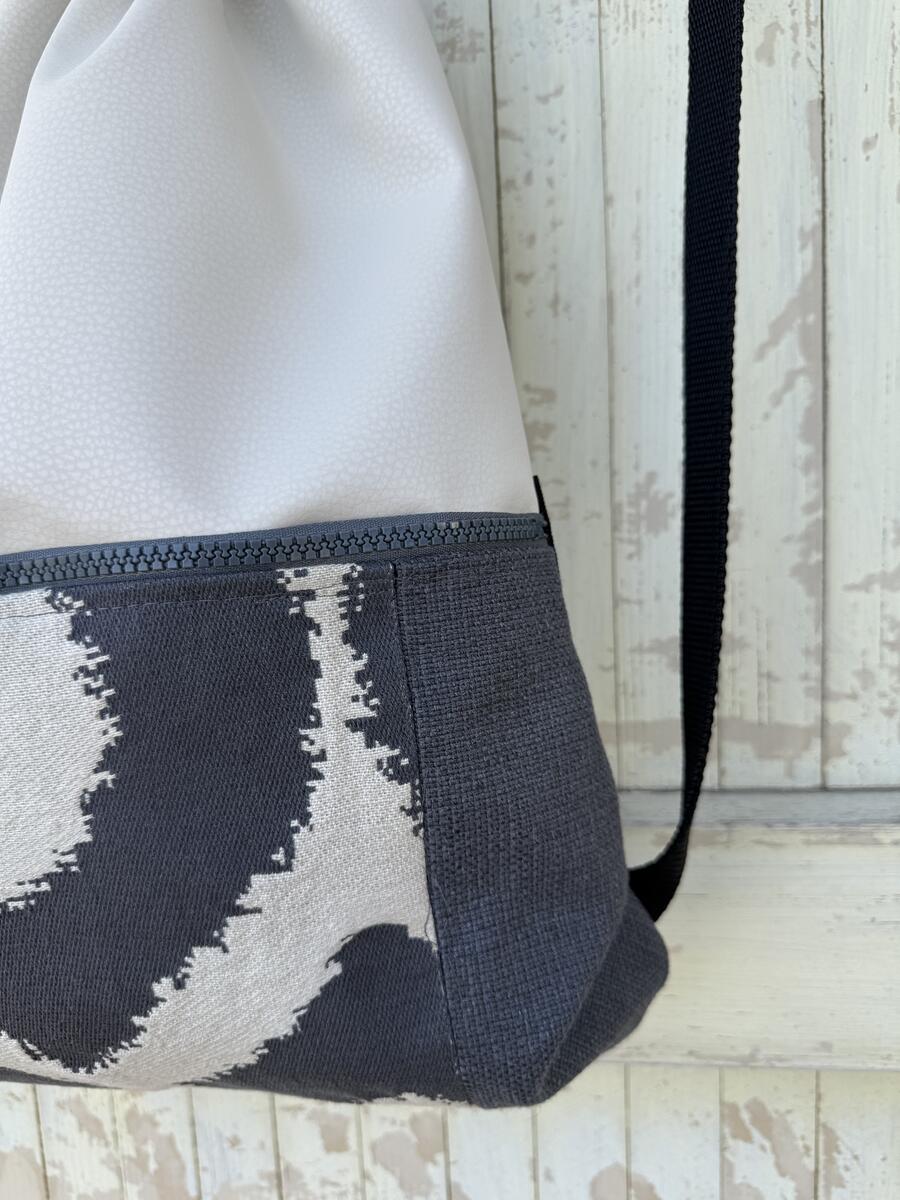 Zaino grigio e beige