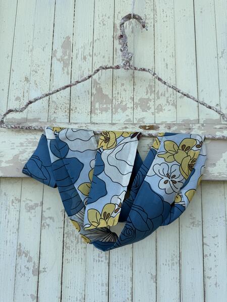 Sciarpa fiori blu avio