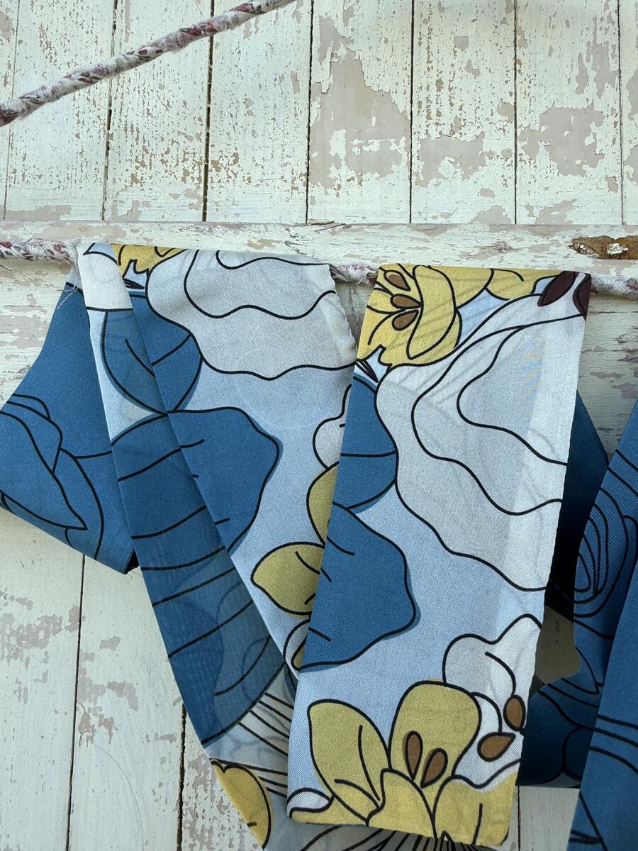 Sciarpa fiori blu avio