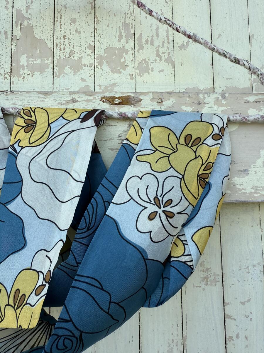 Sciarpa fiori blu avio