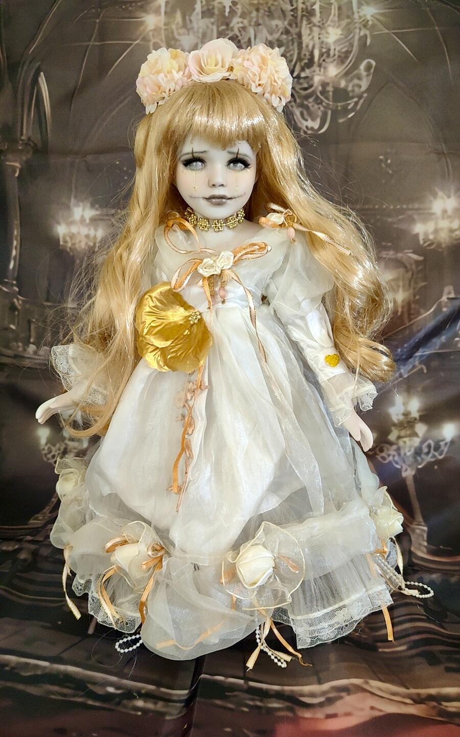 Aurelia bambola gotica in porcellana e stoffa