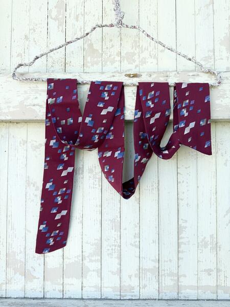 Sciarpa burgundy con quadri sparsi 