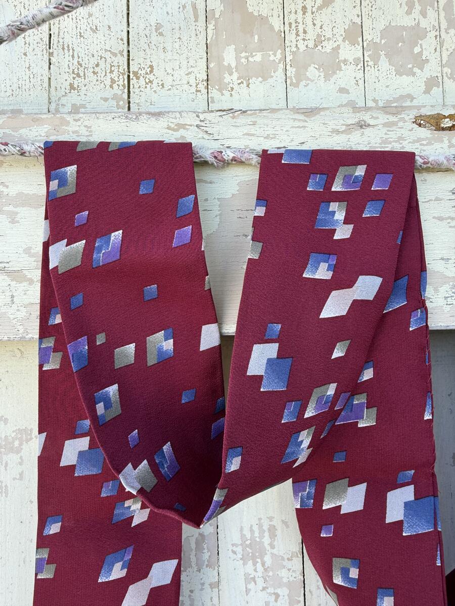 Sciarpa burgundy con quadri sparsi 