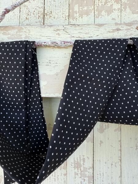 Sciarpa nera e mini pois