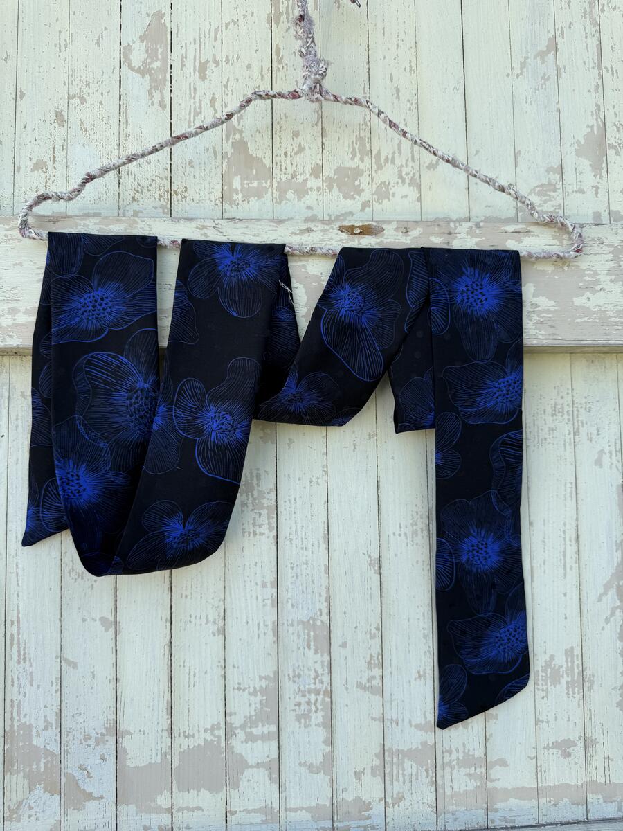 Sciarpa fiori blu su base nera 
