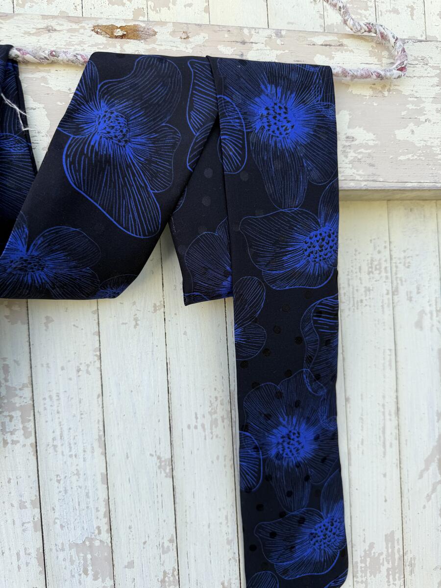 Sciarpa fiori blu su base nera 